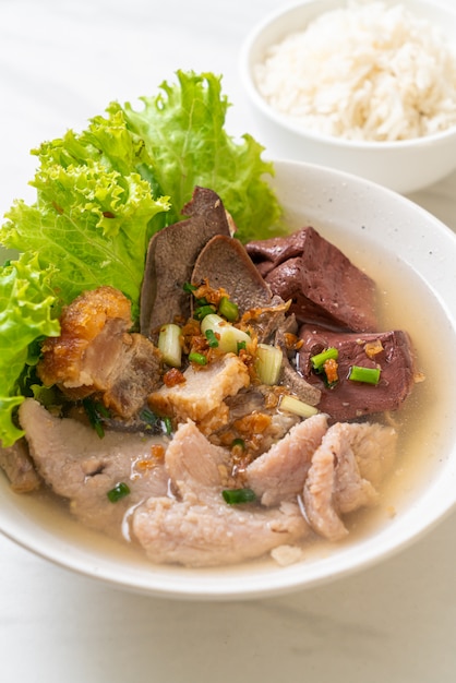 entrailles de porc et soupe de gelée de sang avec riz