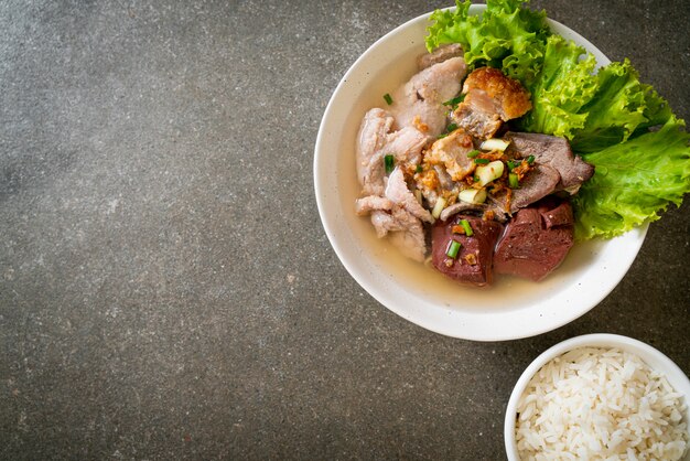 entrailles de porc et soupe de gelée de sang avec riz