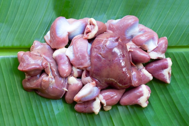 Entrailles de poulet mélangées sur feuille de bananier