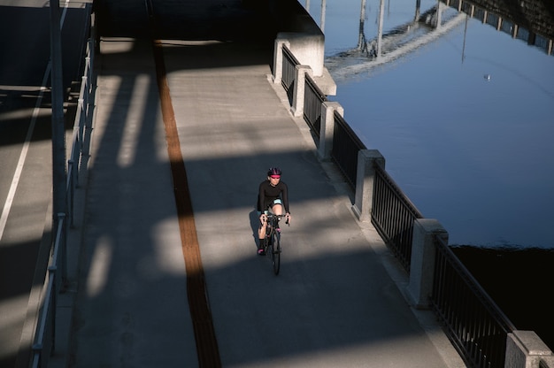 Entraînement actif à vélo le long du front de mer de la ville