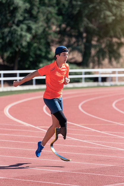 Entraînement d'athlète homme handicapé avec prothèse de jambe. Concept de sport paralympique.