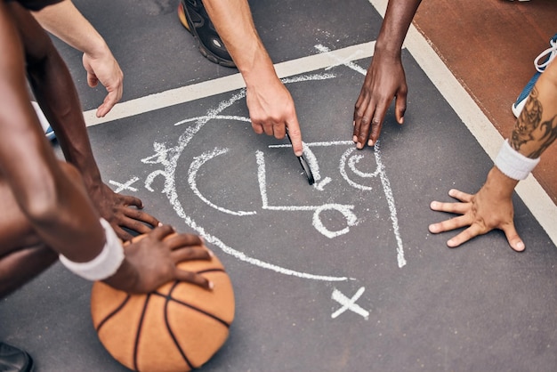 Entraînement de basket-ball ou entraîneur d'équipe sportive américaine planifiant et parlant de stratégie pour un match d'événement sur un terrain de basket Étudiants sportifs en communication pour une idée d'entraînement ou d'entraînement