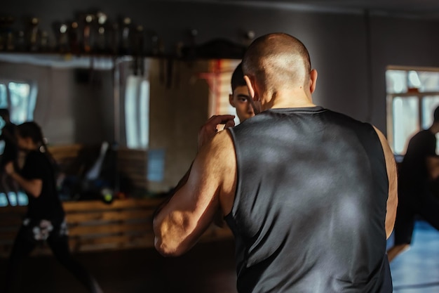 Entraînement de boxe thaïlandaise au gymnase