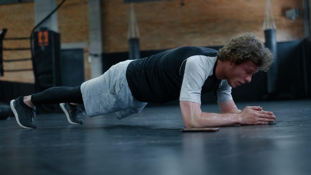 Entraînement de combattant fatigué au gymnase Kickboxer debout dans le centre de remise en forme de planche