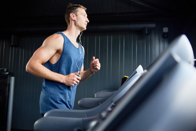 Entraînement des coureurs au gymnase