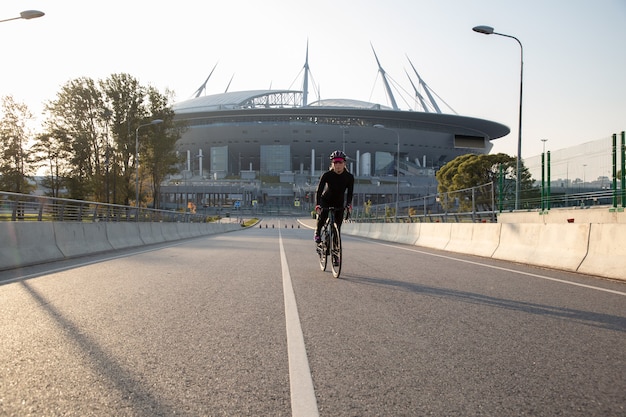 Entraînement cycliste matinal en ville