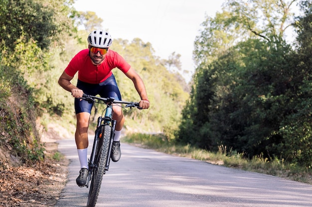 Entraînement cycliste avec VTT sur route