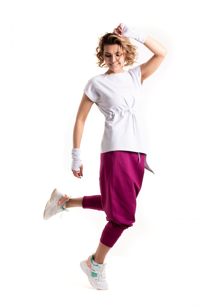 Entraînement de danse funk. Portrait de jeune femme sportive en mouvement