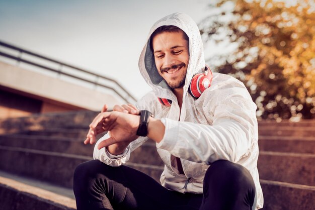 Photo entraînement du coureur et contrôle du chronomètre