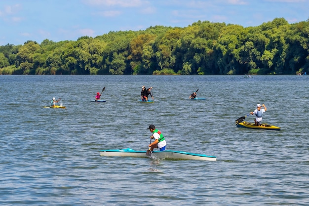 Entraînement des enfants en canoë