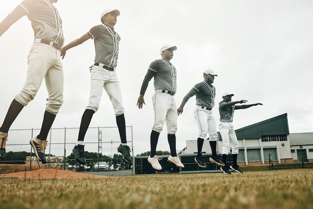 Entraînement et exercice de baseball avec une équipe sportive se préparant à un match sur un terrain en herbe ou sur un terrain pour le sport Travail d'équipe de remise en forme et santé avec des amis se préparant pendant l'entraînement ou une séance d'entraînement