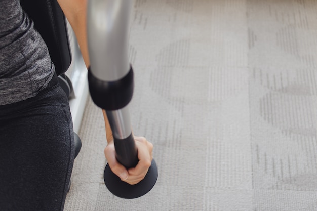 Entraînement de femme sur la machine à triceps dans la salle de fitness.