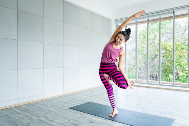 entraînement des femmes pratiquant la formation de yoga mettre et pratiquer la méditation bien-être