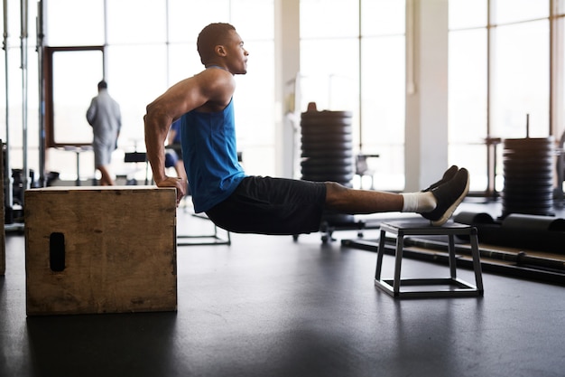 Entraînement fonctionnel croisé en gymnase