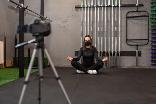 Entraînement de formation de yoga sport fitness en ligne jeune femme et faire des exercices sur un tapis de yoga en face d'un ordinateur portable à la maison