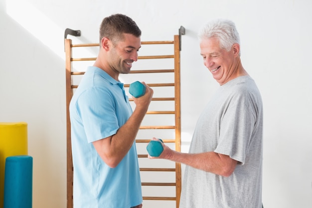 Entraînement d&#39;un homme senior avec son entraîneur