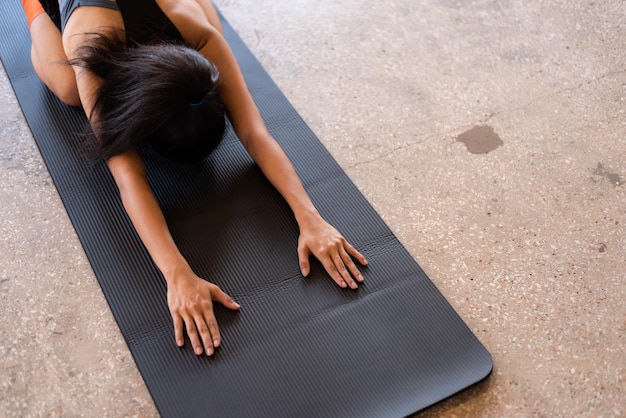 Entraînement de jeune femme en bonne santé sportive avec yoga pour faire de l'exercice en forme, concept de style de vie d'entraînement en salle de gym