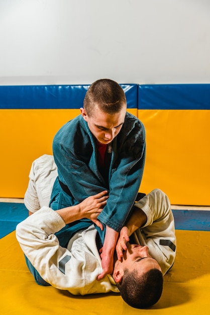 Photo entraînement de jiujitsu brésilien et de grappling pour hommes dans une salle de self-défense