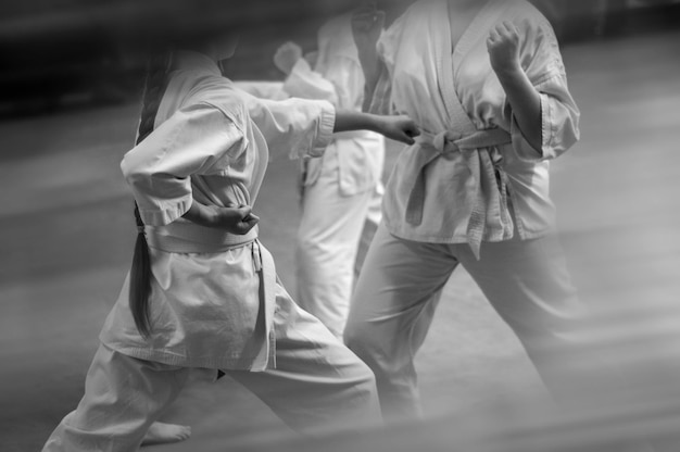 Entraînement Karatedo et mode de vie sain Ajout d'un effet de flou pour plus d'effet de mouvement Style rétro Noir et blanc