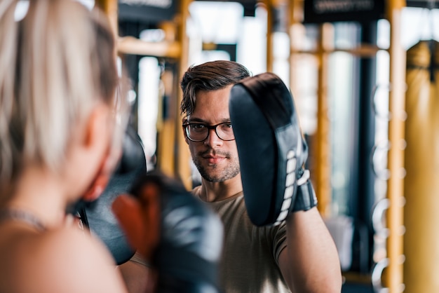 Entraînement de kickboxing avec un coach.