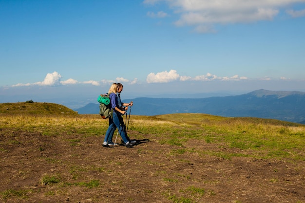 Entraînement de marche nordique à travers les prés et les montagnes. Mode de vie sain