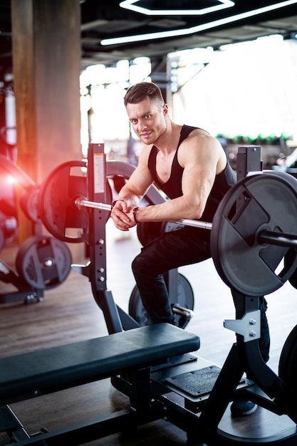 Entraînement masculin athlétique attrayant dans la salle de gym