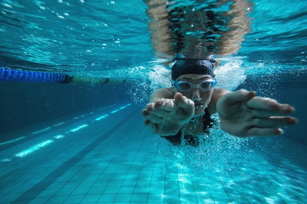 Entraînement nageur athlétique seul