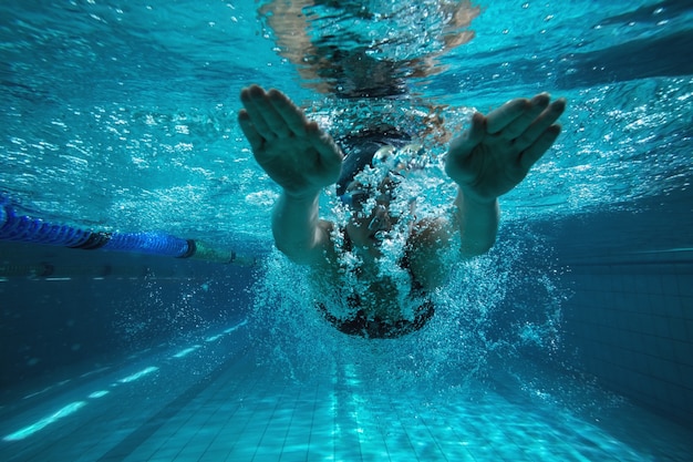 Entraînement nageur athlétique seul