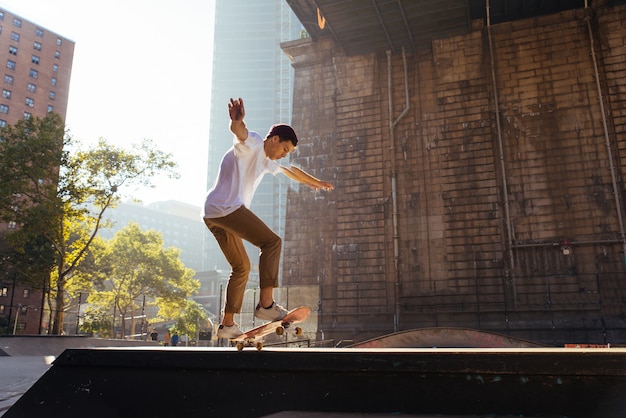 Entraînement de patineur dans un skate park à New York