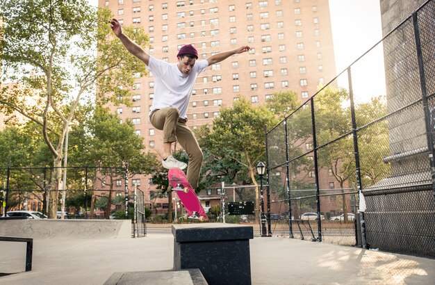 Entraînement de patineur dans un skate park à New York