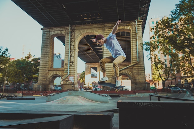 Photo entraînement de patineur dans un skate park à new york