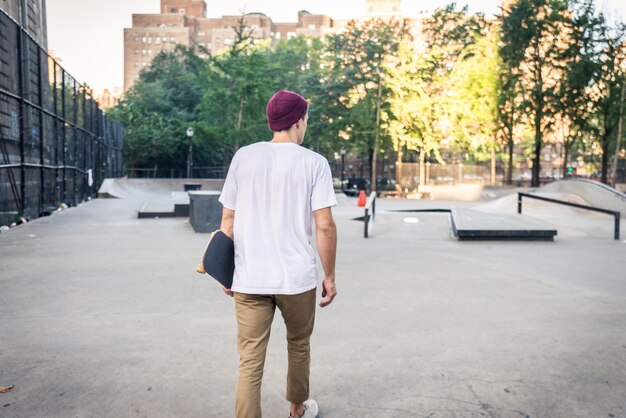 Entraînement de patineur dans un skate park à New York