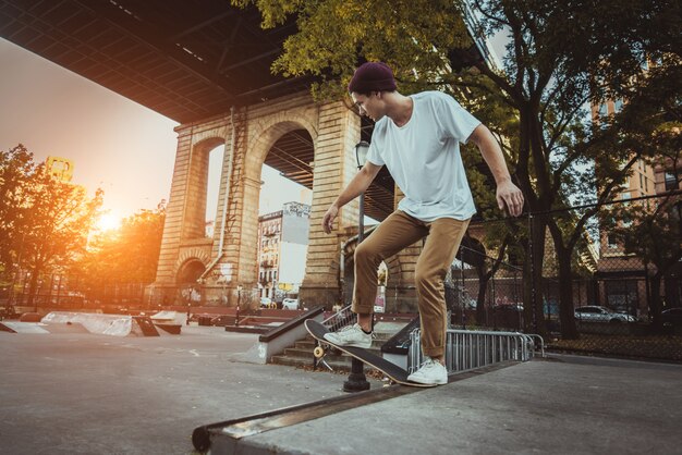 Entraînement de patineur dans un skate park à New York