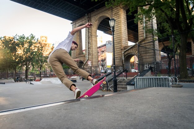 Entraînement de patineur dans un skate park à New York