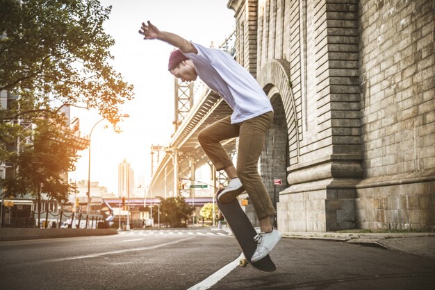 Entraînement de patineur dans un skate park à New York