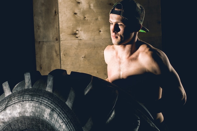 Entraînement des pneus dans la salle de gym