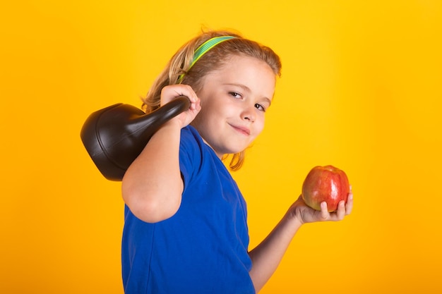 Entraînement pour enfants Sport pour enfants Exercice d'enfant avec des haltères kettlebell Enfant sportif avec haltère