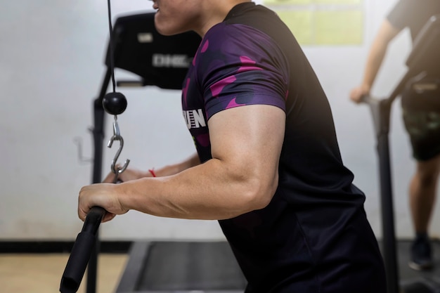 Un entraînement pour homme avec câble Triceps Pushdown au gymnase.