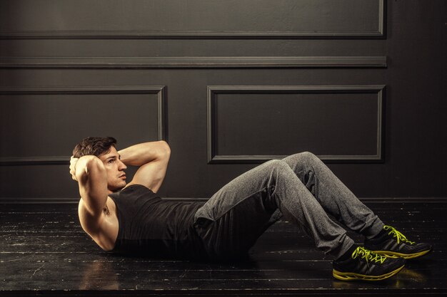 Photo entraînement de remise en forme jeune homme