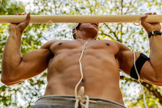 Entraînement de rue et jeune homme très musclé.