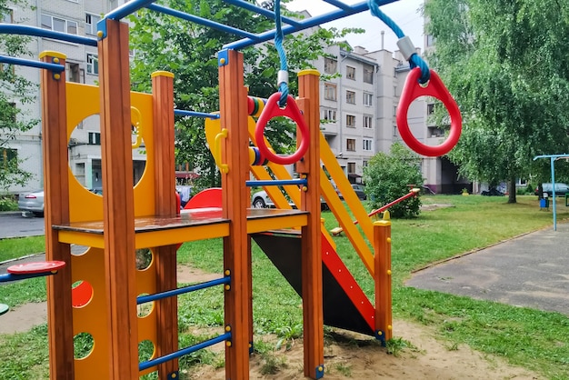 Entraînement sportif coloré pour les enfants à la maison