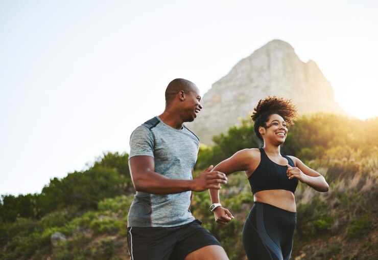 Photo entraînement sportif et couple marchant près d'un entraînement en montagne pour un marathon de course ou une compétition fitness nature et athlètes faisant un exercice cardio en plein air pour l'énergie et l'endurance de la santé au coucher du soleil