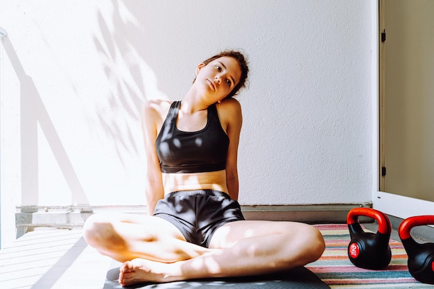 Entraînement sportif à domicile le matin, étirements, yoga