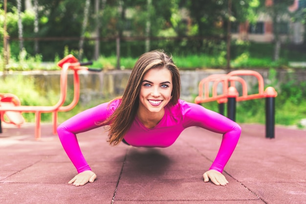 Entraînement sportif fille mignonne en plein air sur le terrain de sport