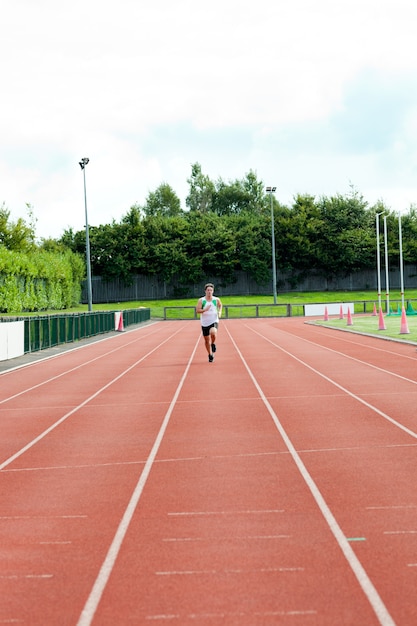 Entraînement de sprinter athlétique masculin