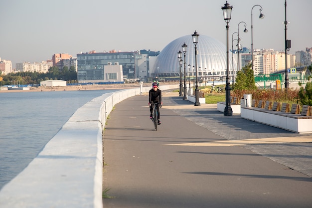 Entraînement à Vélo Dans Une Rue De La Ville