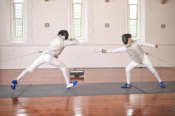 Photo entraîner des personnes et se battre dans un duel ou un combat d'escrime avec un combattant d'arts martiaux et un athlète avec une épée et une arme lame guerrière et équipe dans un exercice de combat créatif ou de remise en forme