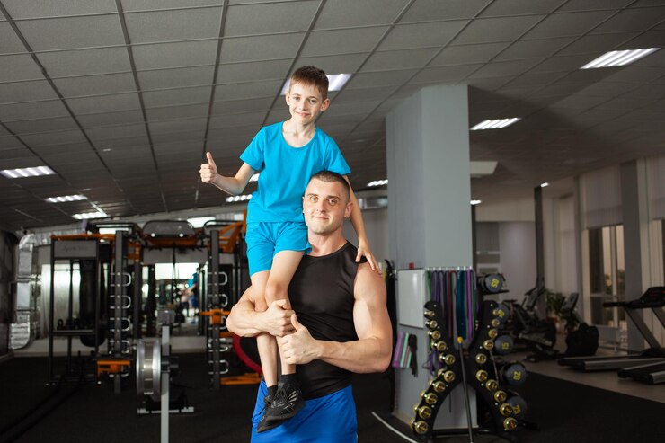 Entraîneur et élève en gymnastique pour les enfants d'école