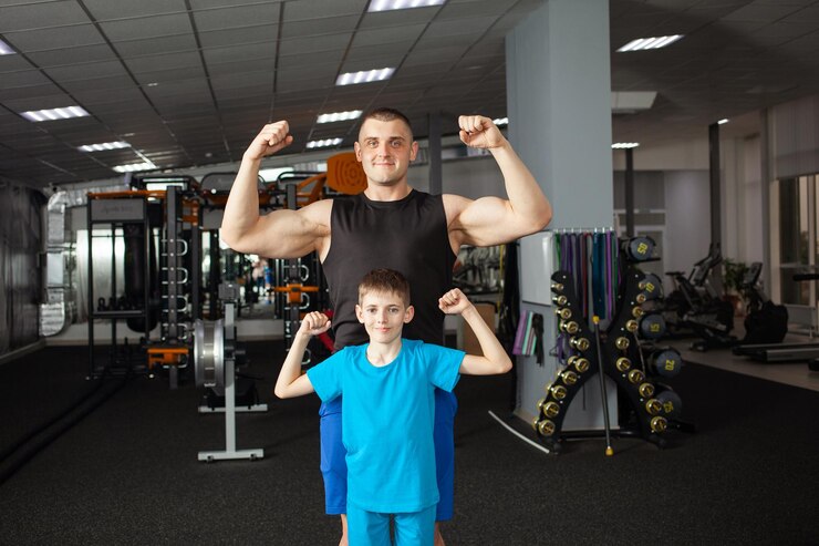 Entraîneur et élève en gymnastique pour les enfants d'école