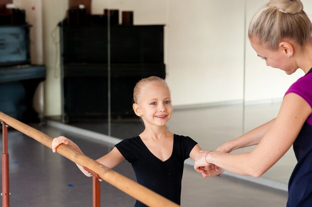 L'entraîneur enseigne le ballet de fille